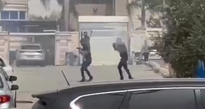 רעולי פנים יורים ביישוב ערערה, לאור היום (צילום שהופץ ברשתות חברתיות, ללא קרדיט / שימוש הוגן על פי סעיף 27 א')